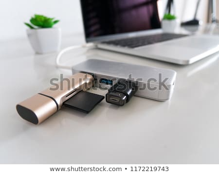 Foto stock: Usb Hub And Notebook