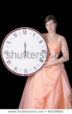 Foto stock: Ulher · jovem · desapontada · com · vestido · segurando · um · relógio · de · meia-noite