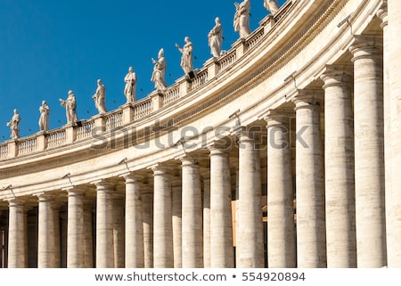 Foto stock: St Peters Square Colonnades Sculptures