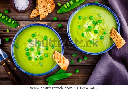 商業照片: Fresh Green Peas On Dark Wooden Rustic Background