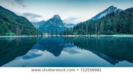Foto stock: Water Dorps In Green Nature