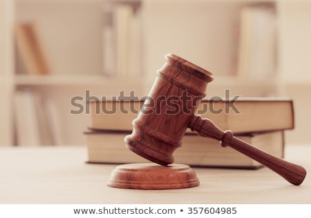 Foto stock: Symbol Of Judge Law Attorney Gavel With Justice Lawyers Table De
