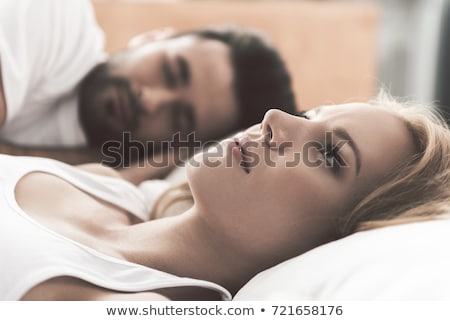 Stockfoto: En · Jong · Stel · In · Bed · Met · De · Vrouw · Die · Angstig · Kijkt