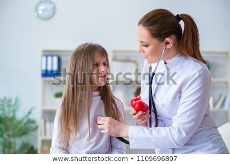 Foto stock: Pediatrician Woman Doctor Examining A Little Girl