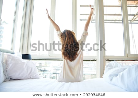 Foto stock: Ulher · bonita · descansando · na · cama · branca