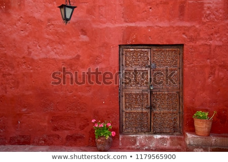 Foto stock: Colonial Wall With Flowers