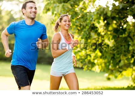 ストックフォト: 園で走っている2人の若い女性