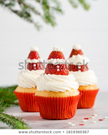 Foto stock: Upcake · de · vainilla · con · glaseado · de · fresa