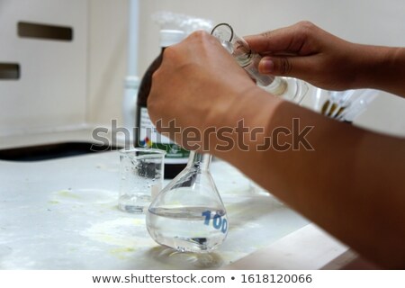 Foto stock: A Chemist Holding A Volumetric Flask