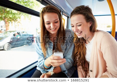 Foto stock: Areja · de · adolescentes · leyendo · un · mensaje · de · texto