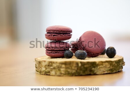 Stockfoto: Blueberry Macarons On Wooden Stand