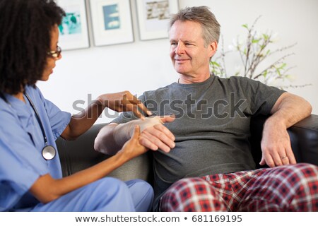 ストックフォト: Nurse Visiting Man With Wrist Injury