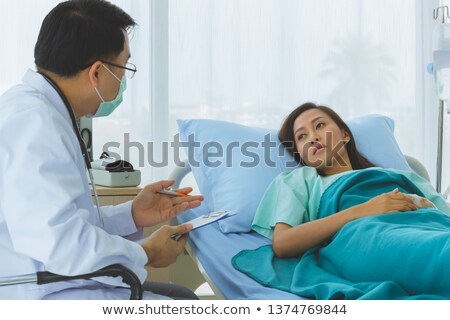 Foto stock: A Medicine In The Hands Of A Man Who Lies And Is Sick On The Bed