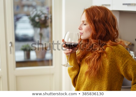 Foto stock: Ulheres · Felizes · Com · Vinho · Na · Cozinha