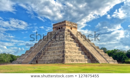 Foto stock: Antique Mayan Pyramid