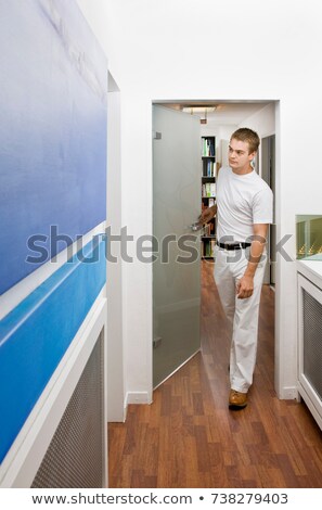 Foto d'archivio: Dental Patient Entering The Exam Room