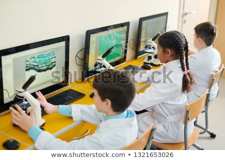 Fila Di Scolari Che Studiano Davanti A Un Computer Foto d'archivio © Pressmaster