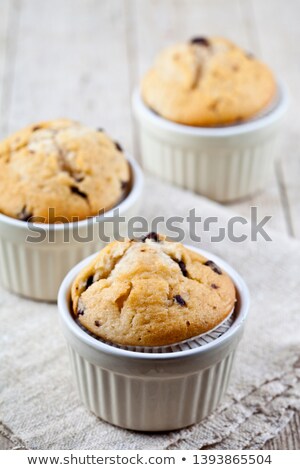 Stockfoto: Homemade Fresh Muffins On Ceramic White Bowls On Linen Napkin