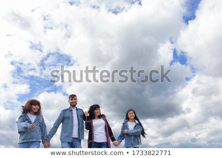 Foto stock: A · novia · mira · al · prometido · contra · el · fondo · del · cielo