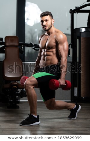商業照片: Muscular Ripped Bodybuilder With Dumbbells