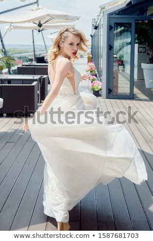 ストックフォト: Fashion Model Bride With Long Flowing Blonde Hair And Makeup