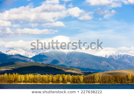 Foto stock: Liptovska Mara With Western Tatras At Background Slovakia