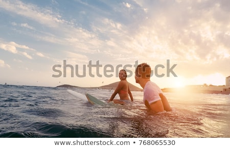 Mujer joven feliz con tabla de surf en la cabeza. Foto stock © DisobeyArt