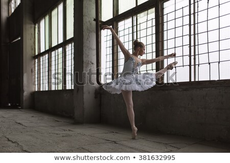 ストックフォト: Ballet Dancer In White Tutu Posing On One Leg