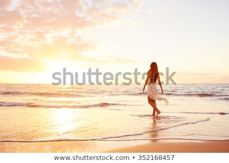Foto d'archivio: Carefree Woman On The Beach