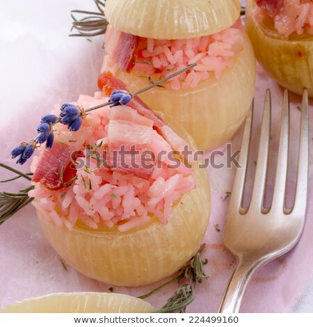 Stuffed Onions With Pink Rice Foto stock © Dar1930