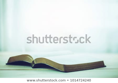 Foto stock: Open Bible And Wooden Cross