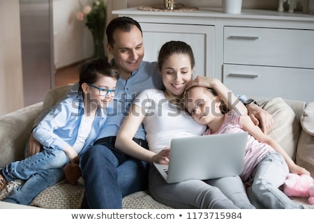 Foto d'archivio: 4 People Looking At Laptop