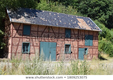 Foto stock: Xterior · de · un · edificio · abandonado