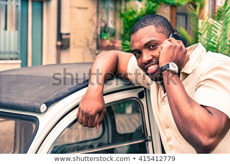 Hombre joven hablando por teléfono junto al coche Foto stock © DisobeyArt