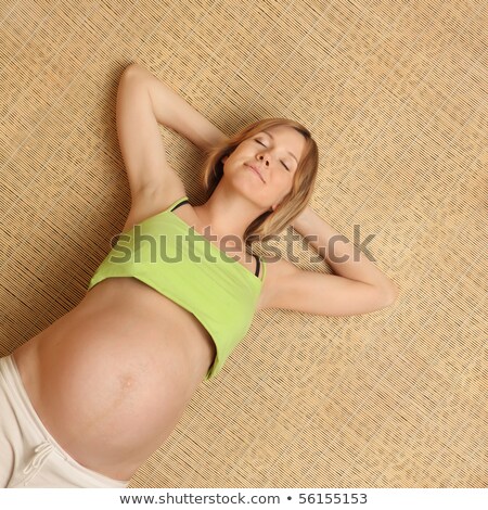 Foto d'archivio: Pregnant Woman Relaxing And Sunbathing Belly