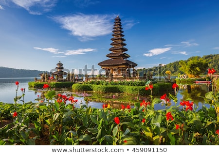 Foto stock: Pura Ulun Danu Bratan Bali Hindu Temple Surrounded By Flowers On Bratan Lake Bali Major Shivaite