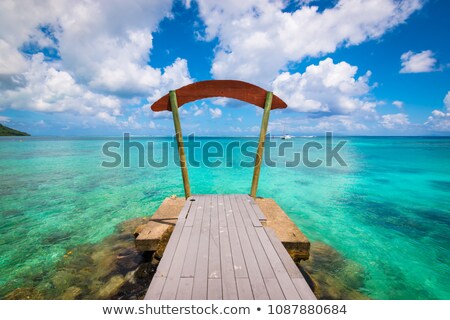 Foto d'archivio: Wooden Pier On Tropical Beach In French Polynesia