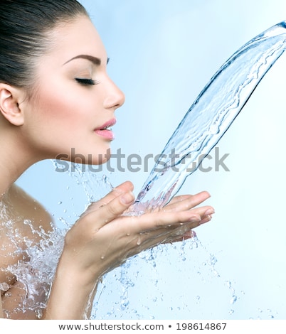 [[stock_photo]]: Elle · femme · aux · yeux · bleus · spa · se · détendre · sur · blanc