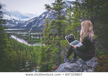 Foto d'archivio: Ella · giovane · bionda · utilizzando · laptop · all'aperto · nella · natura