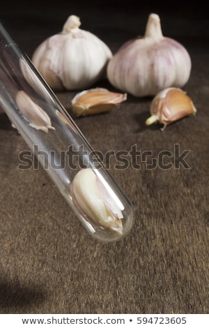 Foto stock: Laboratory Glassware And Garlic