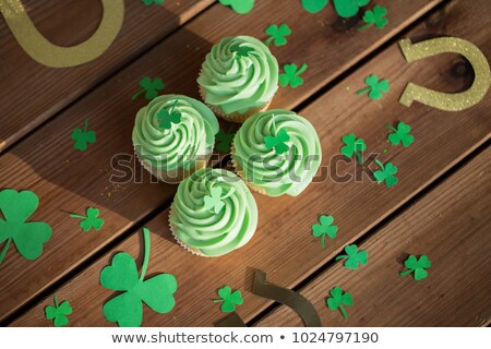 Foto d'archivio: Green Cupcakes Horseshoes And Shamrock
