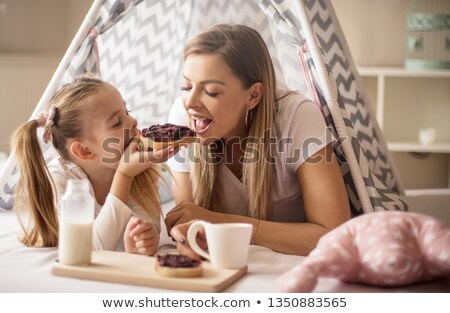 Foto stock: Os · mujeres · sonrientes · acostado · en · la · cama · desayunando