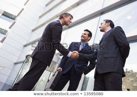 [[stock_photo]]: Rois · hommes · du · Moyen-Orient · parlant · lors · d'une · réunion · d'affaires