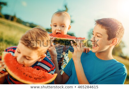 Foto d'archivio: Happy Friends Eating Watermelon At Summer Picnic