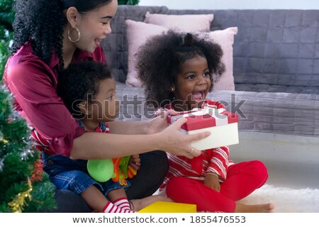 Foto stock: Ma · linda · garota · feliz · em · ver · seu · presente · de · Natal