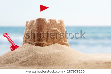 Foto stock: Astillo · de · arena · en · una · playa · soleada