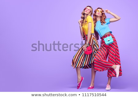 Foto d'archivio: Two Smiling Twins Female Models Posing