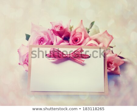 Foto stock: Pink Roses And Empty Memo Card