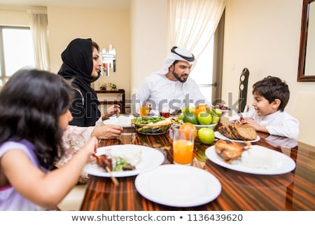 [[stock_photo]]: Ne · famille · du · Moyen-Orient · assis · ensemble