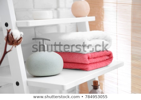 Foto stock: Ila · de · toallas · y · jabón · en · el · baño